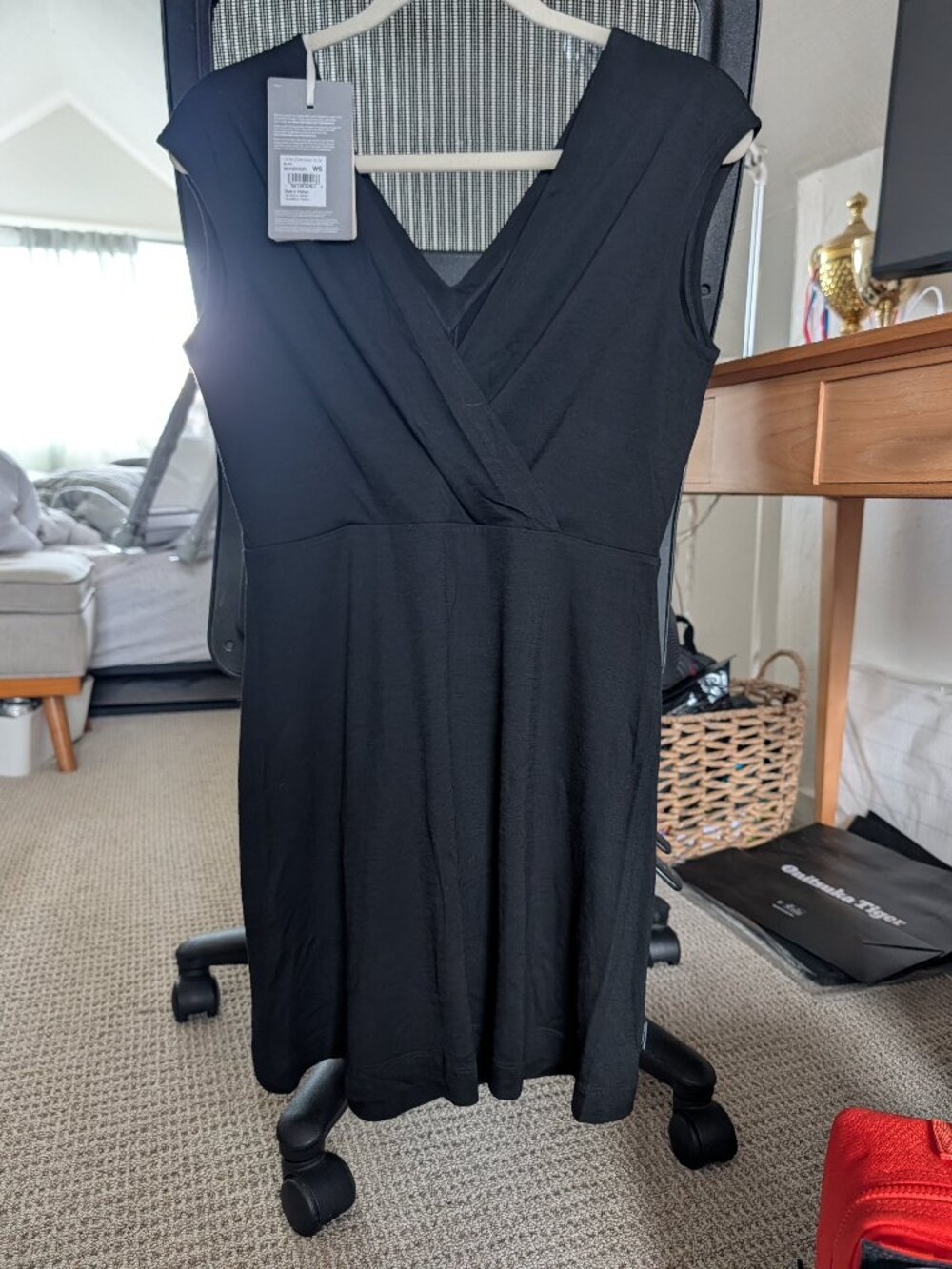 NWT Icebreaker Women Merino 200 Granary Sleeveless V-Neck Dress, Small
